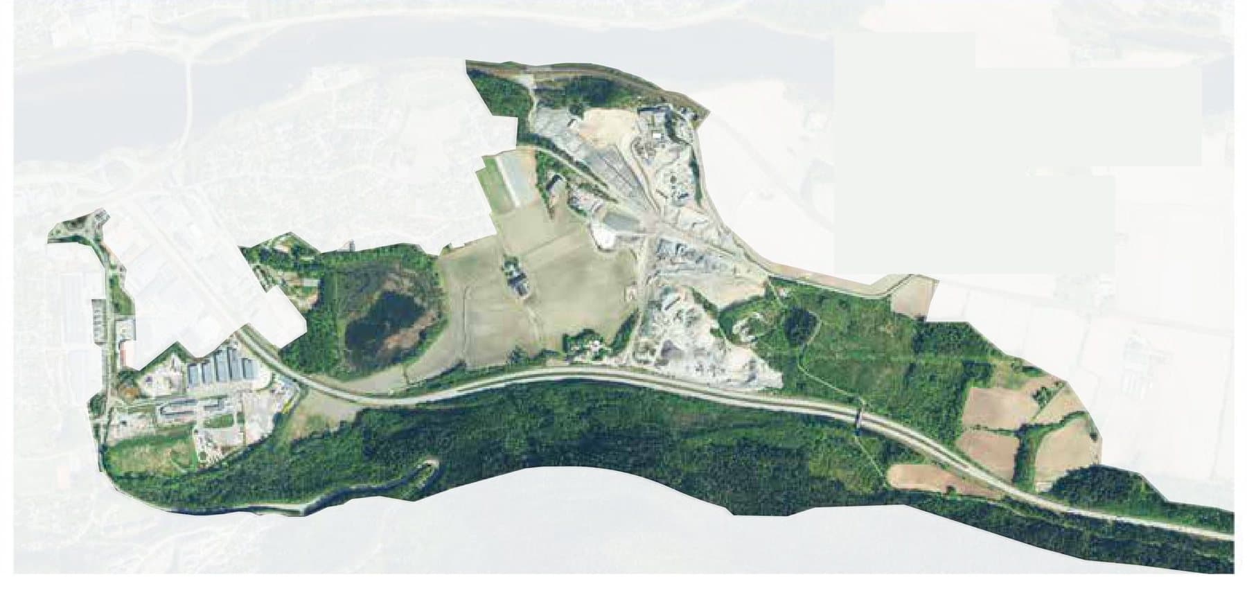 Flyfoto der arealet til Drammen Miljøpark er markert i farger mot en nedtonet bakgrunn. Området strekker seg langs Drammenselva.